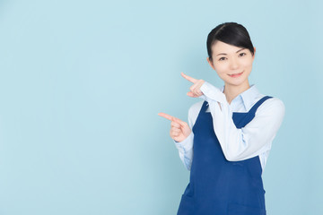 エプロンの女性