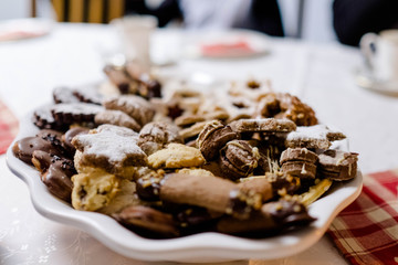 Weihnachtsplätzchen auf einer Platte an Weihnachten