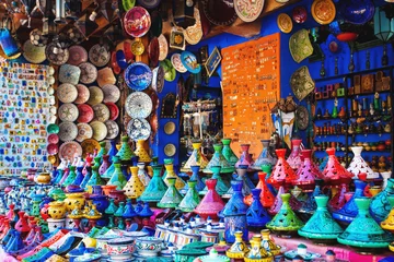 Tuinposter Marokko Gekleurde Tajine, borden en potten van klei op de markt in Mor