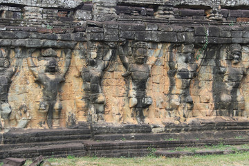 mur sculpté à Angkor au Cambodge