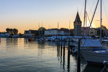 Fototapeta premium Der Hafen auf der Insel Lindau am Bodensee in Bayern, Deutschland