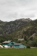 Fototapeta na wymiar House below mountains