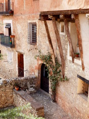 Fachada de una casa de piedra en un pueblo de España