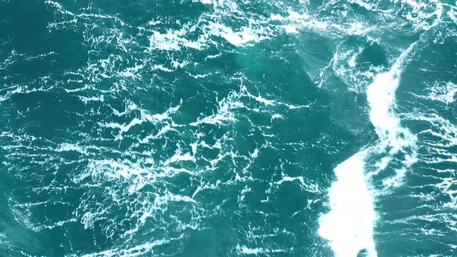 白波が起こる激しい海の動画