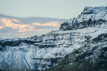 アイスランド・フィヤトルスアゥルロゥン湖と雪山