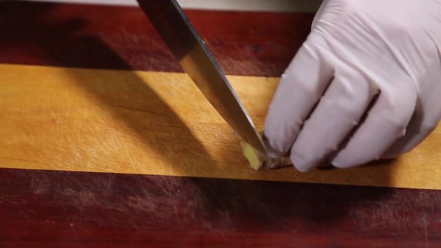 Chef clean the ginger root with a teaspoon