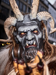 Krampus Nahaufname mit Kralle bedroht den betrachter