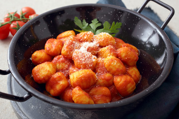 gnocchi di papate n salsa di pomodoro