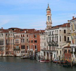 Fototapeta na wymiar View of many venetian houses and palace seen from Rialto Bridge