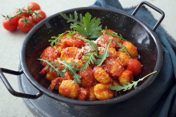 gnocchi di papate in salsa di pomodoro e rucola
