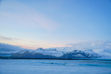 Fototapeta na wymiar アイスランドの雪山と夕暮れ（ヴァトナヨークトル氷河）