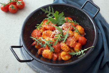 gnocchi di papate in salsa di pomodoro e rucola