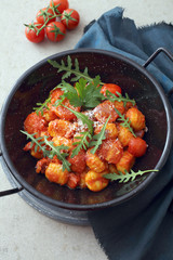 gnocchi di papate in salsa di pomodoro e rucola