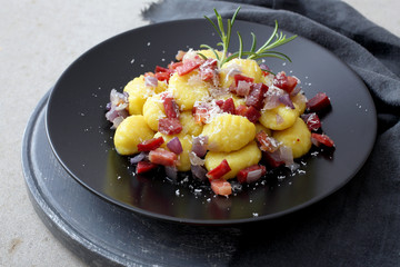gnocchi di papate con pancetta e rosmarino