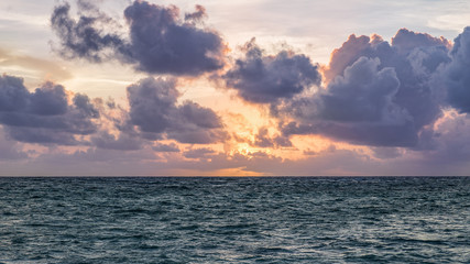 Fototapeta premium Sonnenaufgang am Meer mit Wolken in der Karibik, Punta Cana