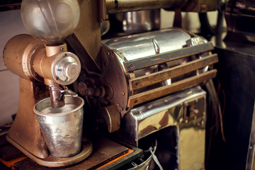 Fototapeta na wymiar Arabic old fashioned coffee maker and grinder