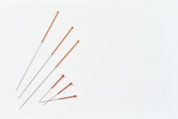 Silver needles for traditional Chinese medicine acupuncture. isolated on white background. - obrazy, fototapety, plakaty