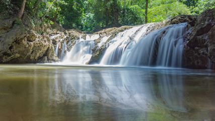 Wasserfall in der Dschungel, Karibik in Samana, Lulu Cascada ein