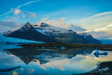 Fototapeta na wymiar アイスランド・フィヤトルスアゥルロゥン氷河湖