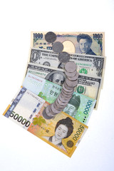 다양한 세계 화폐 돈 금융 컨셉 정물 사진 이미지