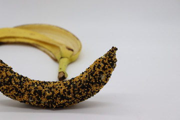 Banan w złoto-czarnej posypce.  © Vanderbeck