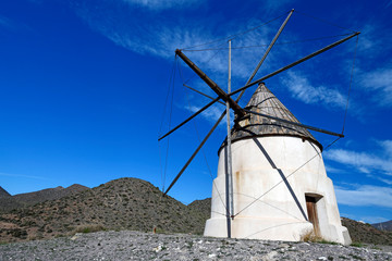 antike Windmühle (Servidumbre de paso) im Naturpark Cabo de Gata, Spanien