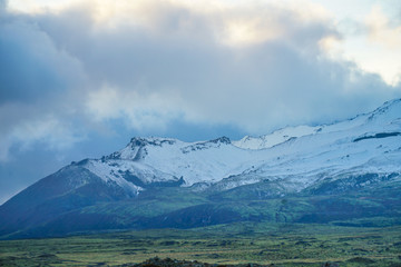 アイスランド・フィヤトルスアゥルロゥン湖の雪山
