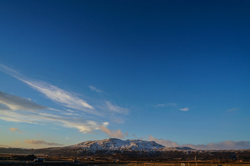 アイスランドの冬の雪山と青空