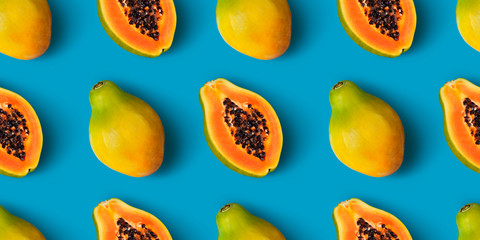 Papaya fruit seamless pattern on blue color background - obrazy, fototapety, plakaty