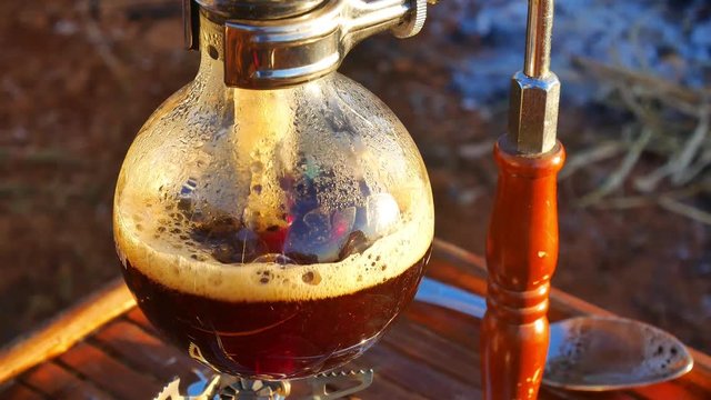 The process of preparing syphone coffee. 