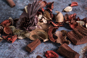 Composition with dried leaves