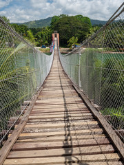 Fototapety  Most wiszący dla pieszych nad rzeką w tropikalnym lesie, Bohol, Filipiny. Listopad 2018