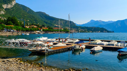Promenade von Lenno am Comer See, in Italien mit Markt