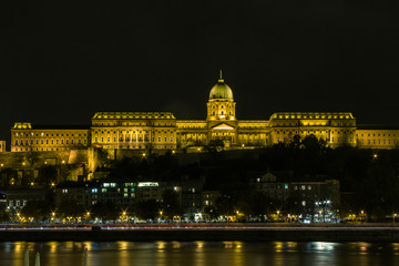 Obraz premium Buda Castle on the banks of the Danube River in Budapest at night. Hungary
