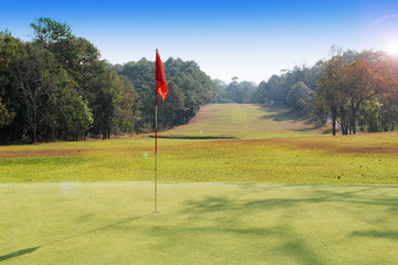 Obraz premium The evening golf course has sunlight shining down at golf course in Thailand