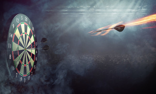 Dartpfeil fliegt Richtung Bullseye