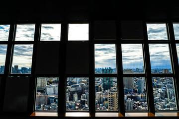 Fototapeta premium 東京タワー展望台の窓越しに見える東京の街並み