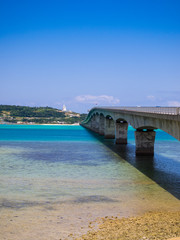 Obraz premium 古宇利大橋南詰展望所から眺める古宇利島 沖縄県 日本