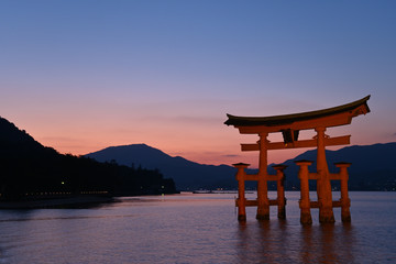 夕焼けの宮島の大鳥居