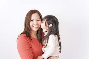妊娠した女性とお腹に耳をあてる子ども