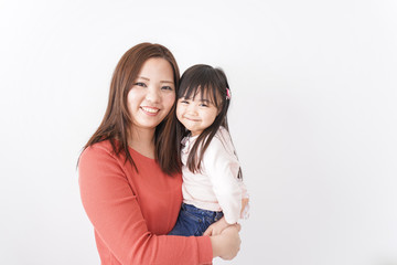 妊娠した女性とお腹に耳をあてる子ども