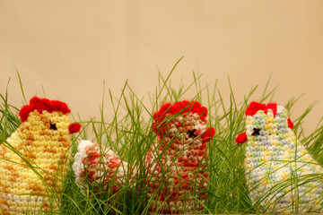 Fototapeta premium Hühner zu Ostern im Osternest mit Ostereiern