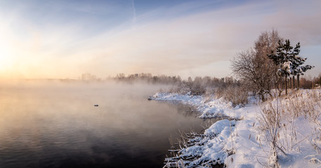 панорама рассвета на Рефтинском водохранилище зимой, Россия Урал, февраль