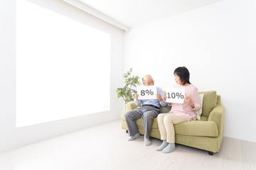 Obraz premium 消費税増税を心配する老夫婦