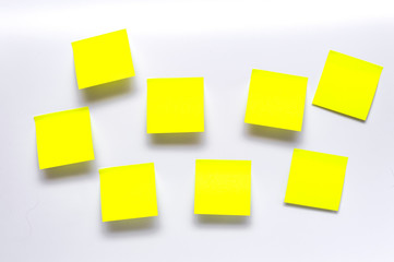 8 пустых желтых заметок на белом фоне.
