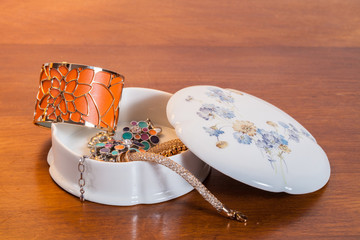Boîte à bijoux en porcelaine contenant une georgette, un bracelet et un collier