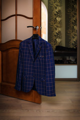 висит мужской пиджак