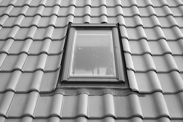 Fertiges Dachflächenfenster, Veluxfenster von außen mit Premium Dachziegeln in schwarz....