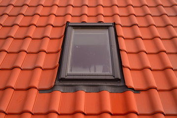 Fertige Bedachung mit Velux Dachfenster in Premium Dachziegeln als Handarbeit aus dem Dachdecker...