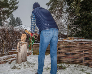Mann spaltet Kaminholz für den Winter